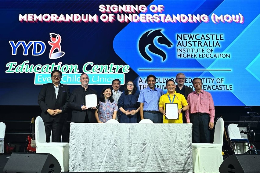 the signing of a Memorandum of Understanding (MOU) between Associate Professor Peter Duffy from Newcastle Australia Institute of Higher Education and Joel Tan from YYD Education Centre